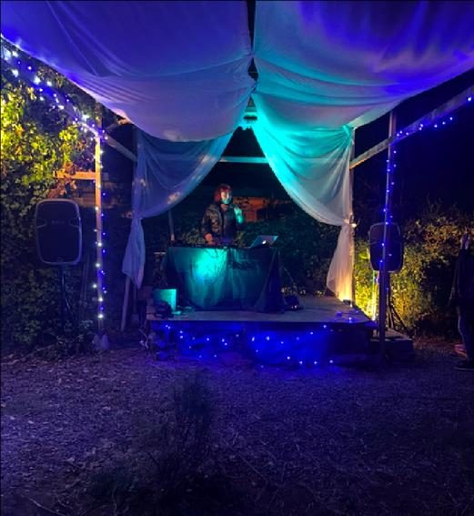Patio iluminado de noche durante una fiesta