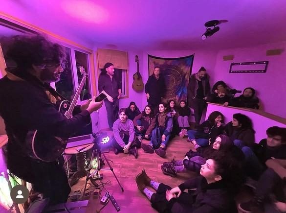 Sala panorámica del tercer piso durante un concierto